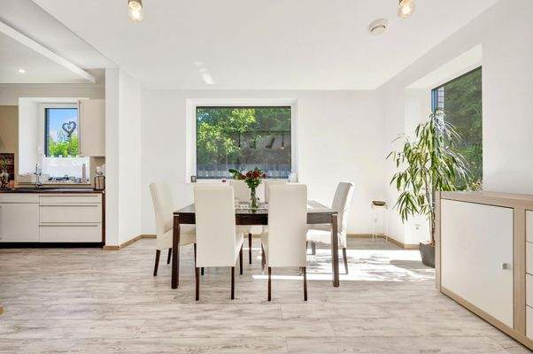 Essbereich mit Blick zur Küche