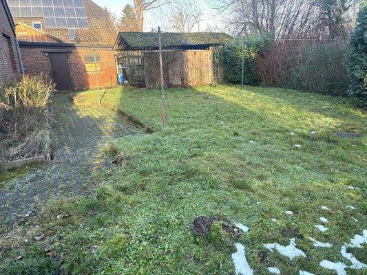 Garten mit Blick auf die Garage und Carport