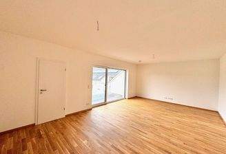 Wohnbereich mit Zugang auf die Dachterrasse