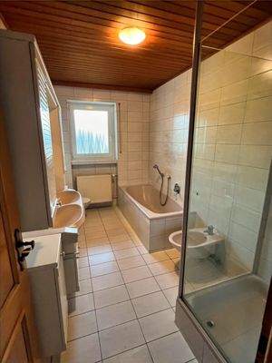 Tageslichtbad mit Badewanne und Dusche