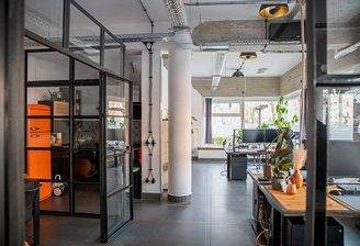 Blick in die Bürofläche (links Küche und Meetingbereich)