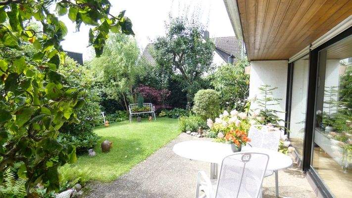 Blick von der Terrasse in den Garten