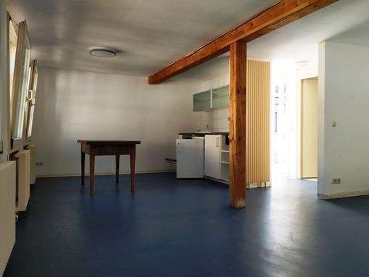 ...mit Linoleum-Fußboden