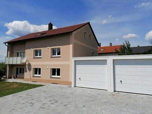 Hausansicht / Garagen