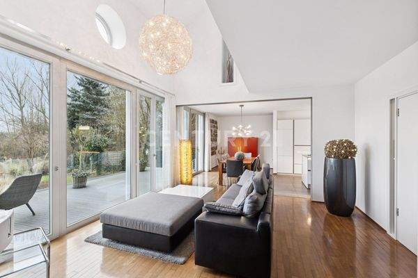 Repräsentativer Wohn-Essbereich mit Weitblick