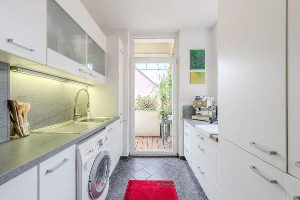 Einbauküche mit Zugang zur Loggia – ideal für Frühstück an der frischen Luft