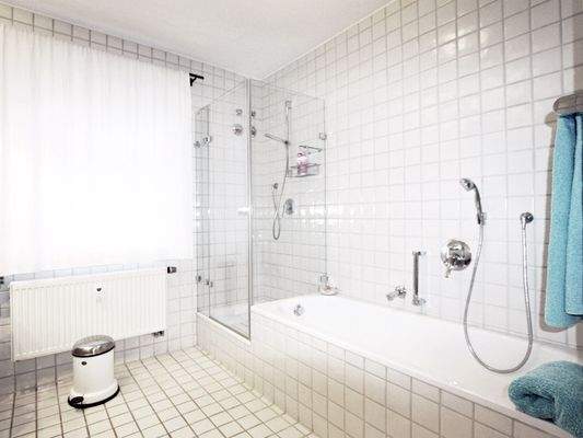 Bad mit Wanne und Dusche