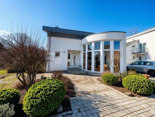 Haus Straßenansicht - (KI bearbeitet)