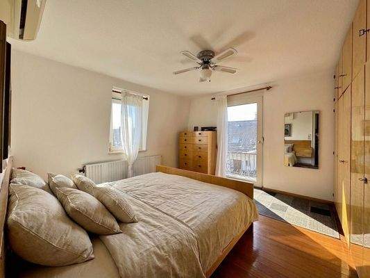 Schlafzimmer mit kleinem Balkon