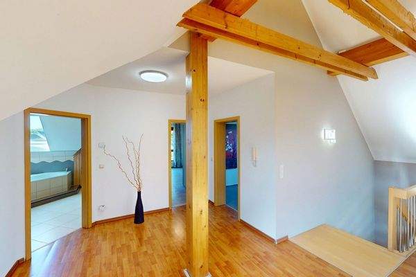 Wohnzimmer oben zu den Zimmern