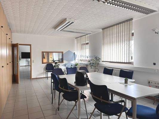 Größeres Hinterzimmer mit Küchenanschluss (1.1)