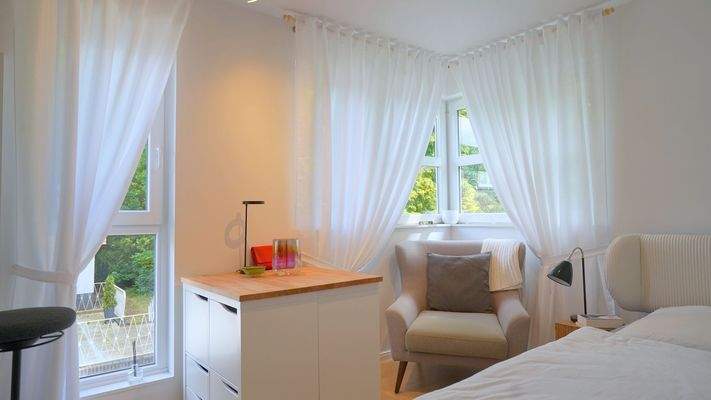 Das Dachgeschoss ist überall hell und bietet Ausblicke ins Grün