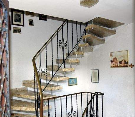 Treppenaufgang - Erdgeschoss - Obergeschoss