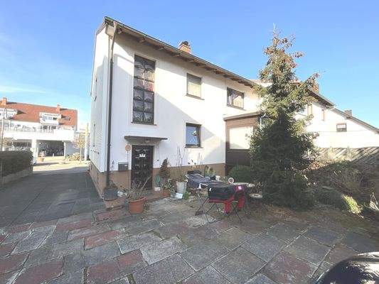 Blick vom Garten mit Eingangsbereich