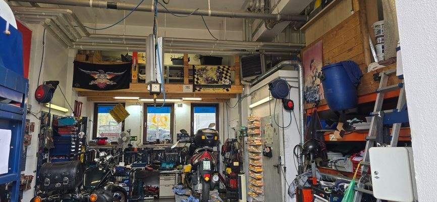 Halle mit abgehängter Decke