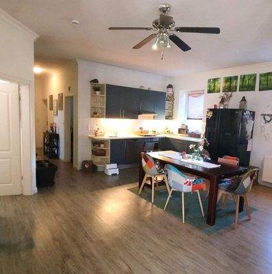 Moderne Küche mit Essbereich