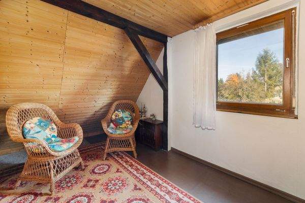 Mit freigelegten Dachbalken