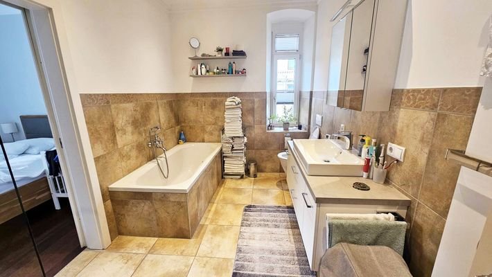 Bad mit Wanne, WC und extra Dusche, Hochwertige 3-Zimmerwohnung mit Carport