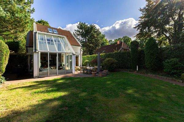 Rückansicht mit Terrasse