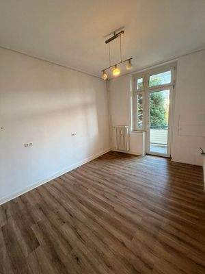 Leerer Raum mit Holzboden