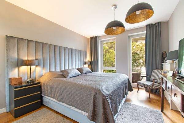 Ruhiges Schlafzimmer mit Zugang zur Terrasse