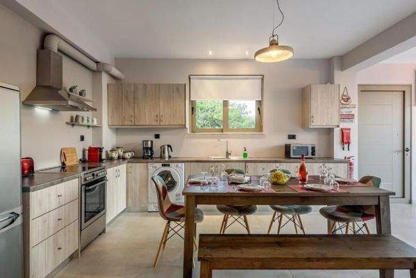 Kreta, Stalos: 2 unabhängige Wohnungen in Strandnähe zu verkaufen