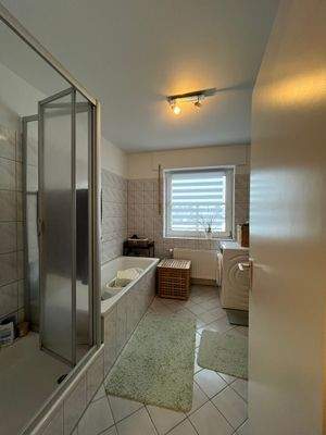 Helles Badezimmer mit Wanne