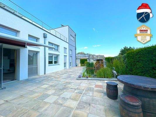 Terrasse mit Wasserfall