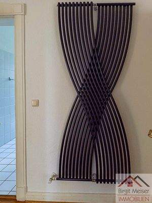 links zum Gäste-WC, DesignHeizkörper im Flur