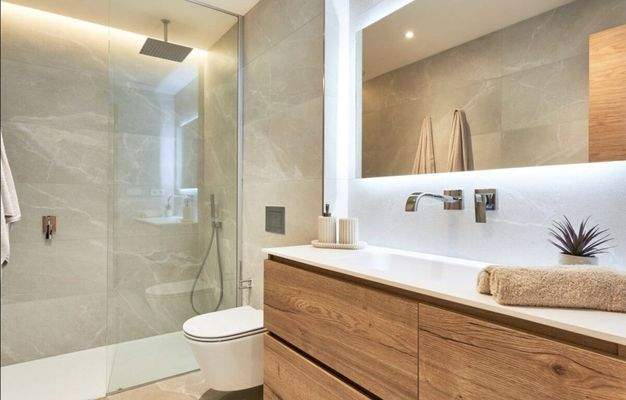 En Suite Badezimmer mit großzügiger Dusche und eleganter Ausstattung