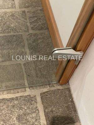 Massiver Steinboden  im ganzen Haus - sehr hochwertig und mit gepflegten Glastürübergängen