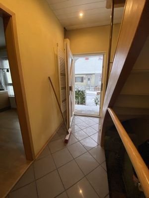Flur mit Blick zum Hauseingang