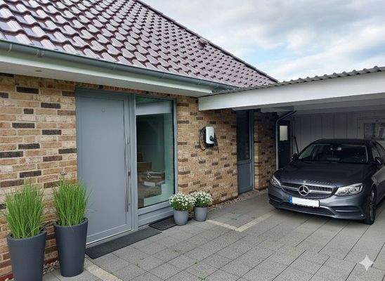 Carport mit Wallbox und Zugang