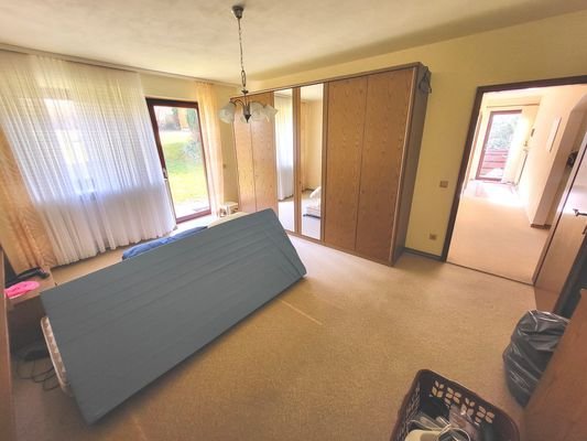 Schlafzimmer mit Terrassentüre