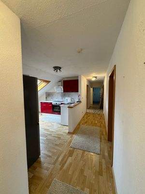 Flur mit Küche und Türen