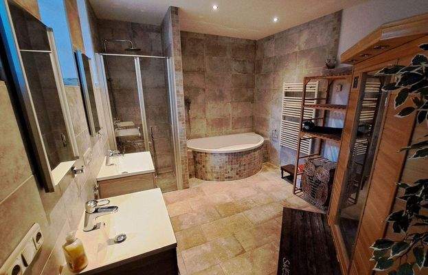 Bad mit Fenster u. SaunaplatzNEU.jpg