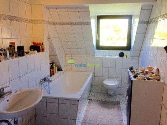 Tageslichtbad mit Badewanne