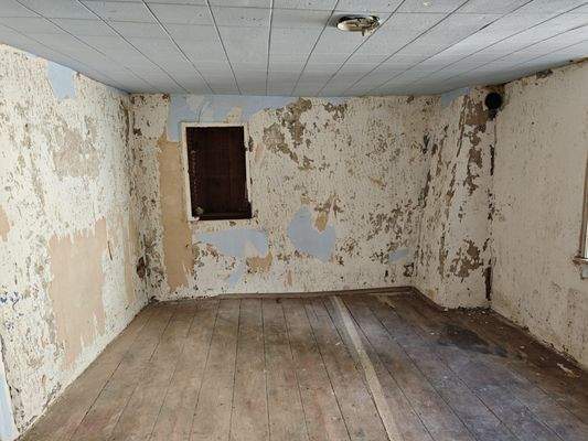 Raum mit altem Holzboden im OG