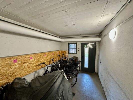 Fahrradraum mit Ausgang in Richtung Garten