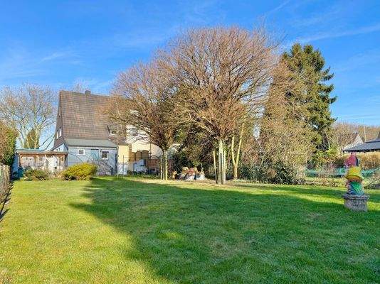 Mittlerer Gartenbereich mit Blick auf die Doppelhaushälfte