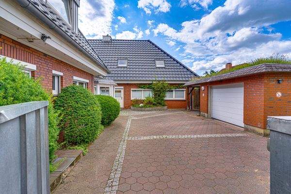 Auffahrt mit Garage und Carport