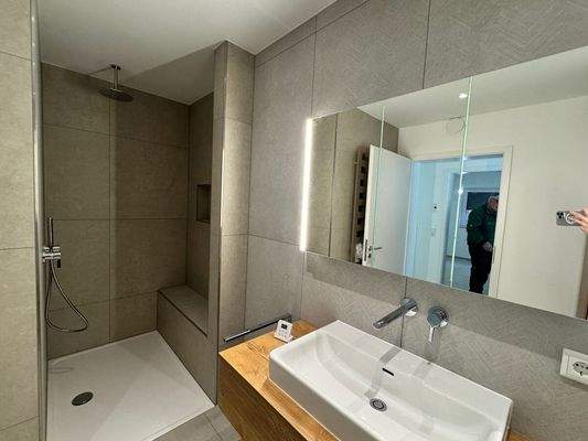 Bad + begehbare Dusche