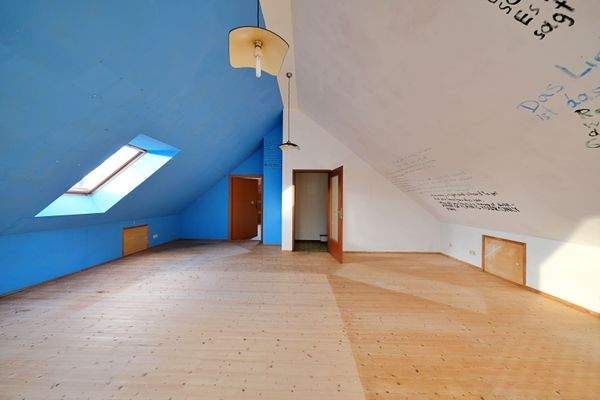 großes Zimmer Dachgeschoss