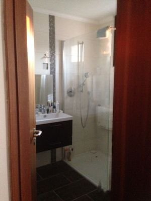Badezimmer mit Dusche und WC