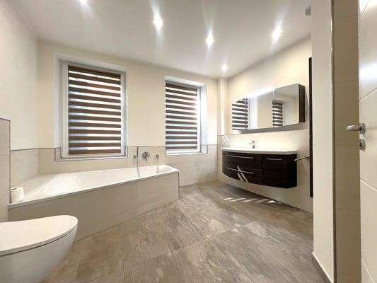 Bad EG mit Wanne &amp; Dusche