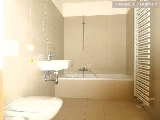 Bad 2 mit Badewanne und WC