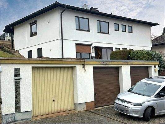 Hausansicht mit Garagen