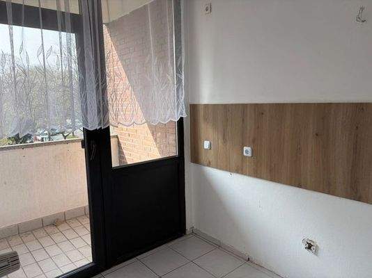  Teilansicht Küche mit Ausgang zum Balkon