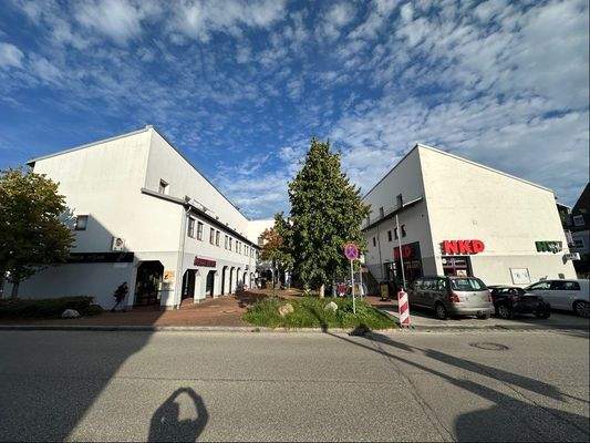 NKD und Hauptgebäude