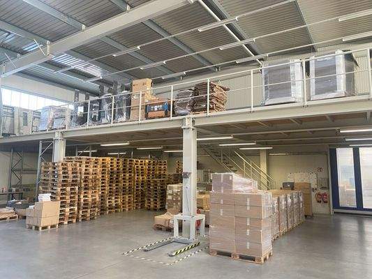 Ansicht Stahlbühne in der Lagerhalle